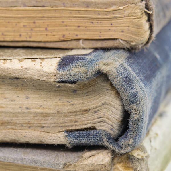 alte Bücher vorbereitet für die Sanierung