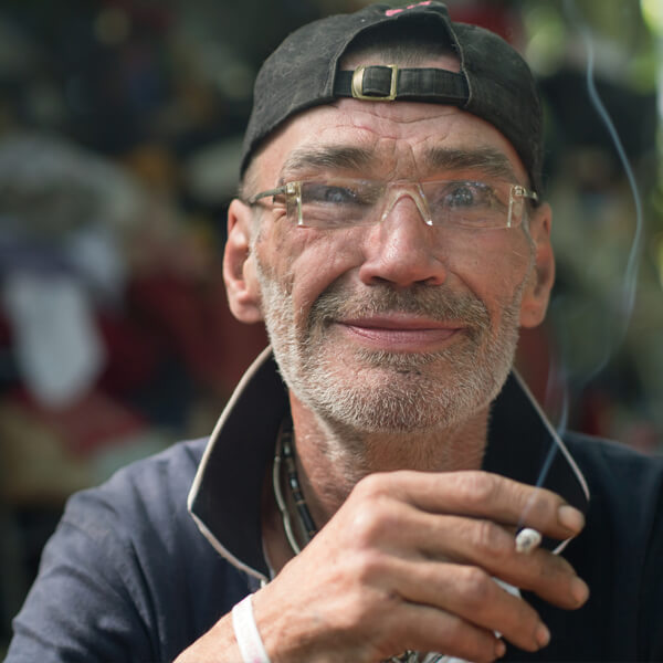 ein Senior blickt freudig in die Kamera
