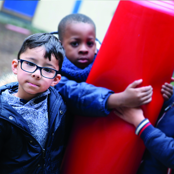 Kinder umarmen einen Boxsack