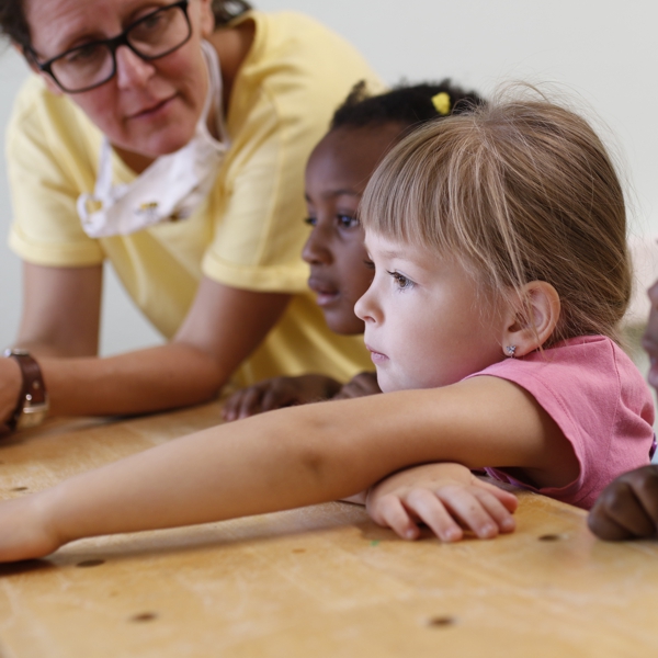 Kinder staunend mit Erzieherin