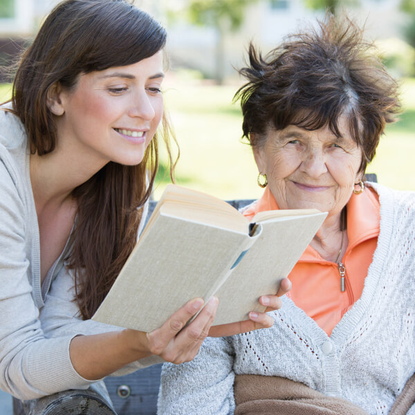 Seniorin wird vorgelesen