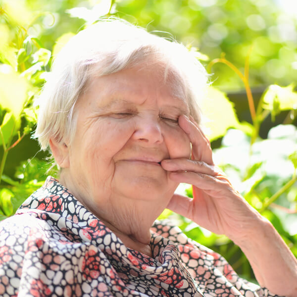 eine zufriedene Senioren im Garten