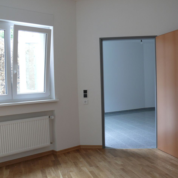 Blick in ein Wohnzimmer sowie Flur