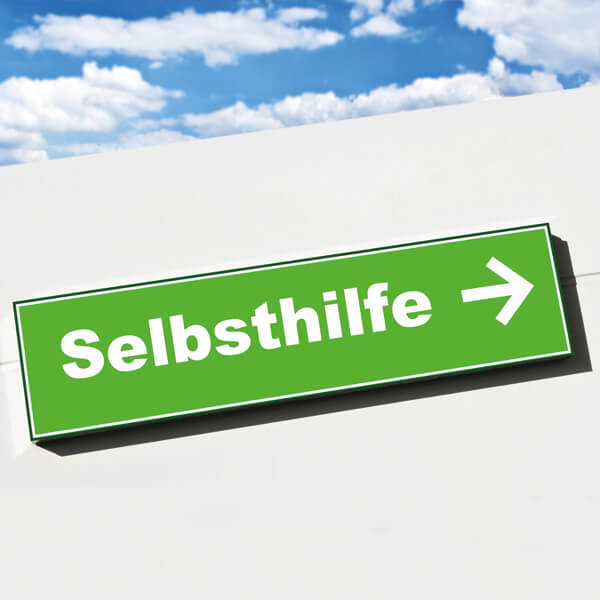 Wegweiser mit der Aufschrift Selbsthilfe