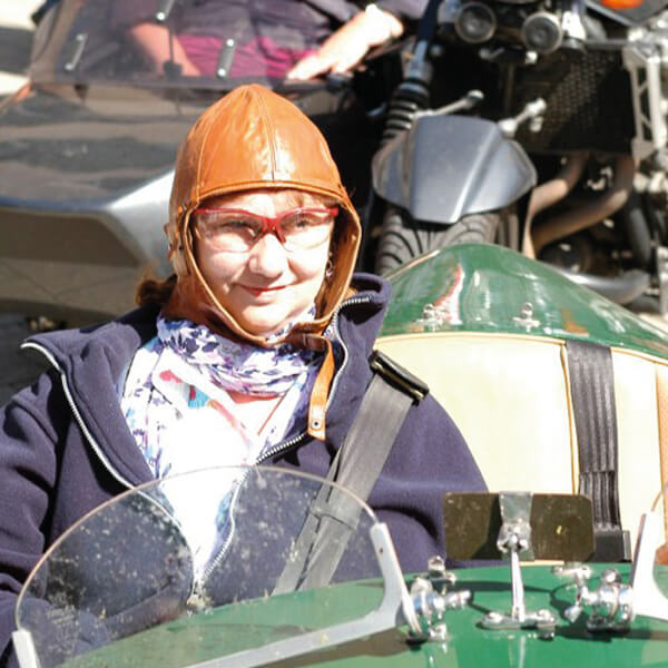 eine Teilnehmerin im Beiwagen eines Motorrads
