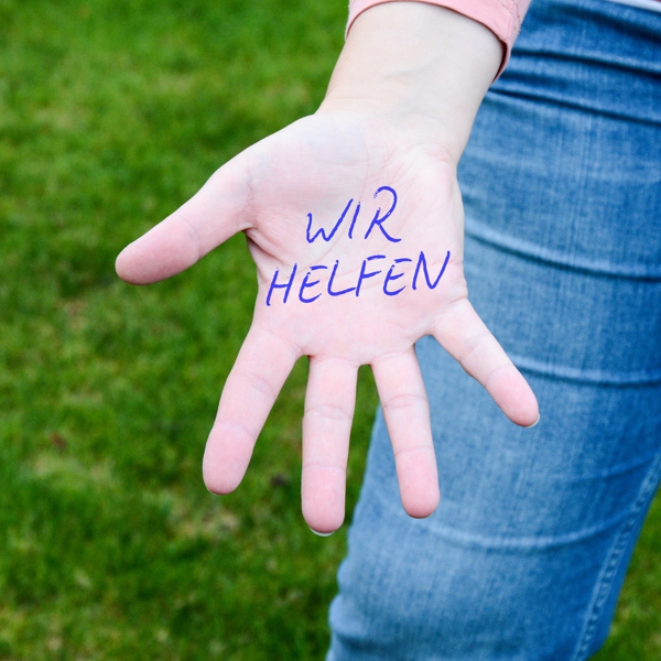 Handinnenfläche mit Aufschrift "wir helfen"