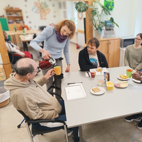 Frühstücksrunde in der Tagesförderstätte