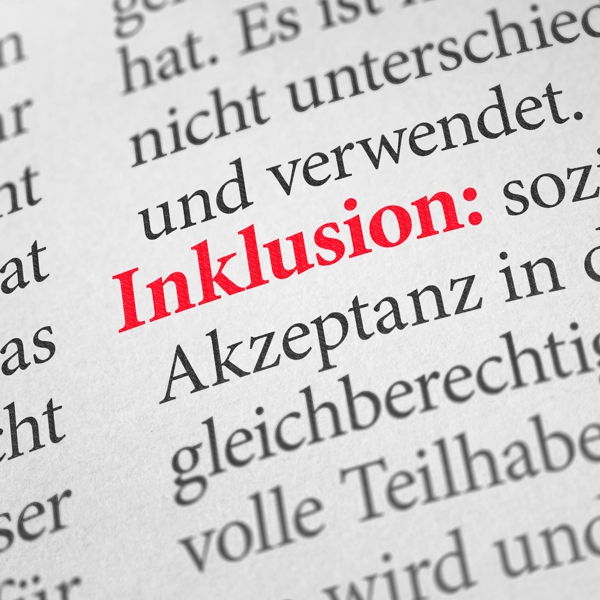 Schriftzug "Inklusion" in einem Wörterbuch