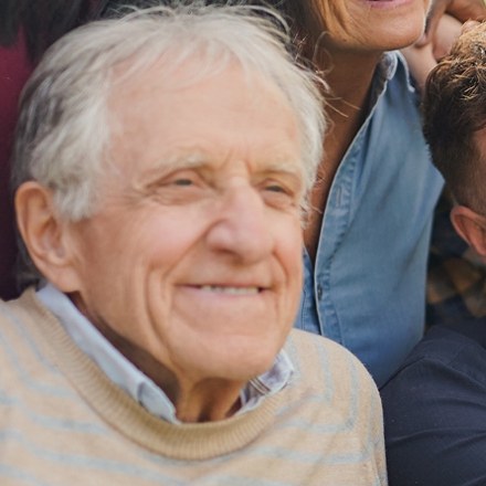 alter Mann gut gelaunt