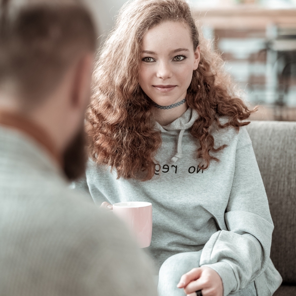 junge Frau im Gespräch